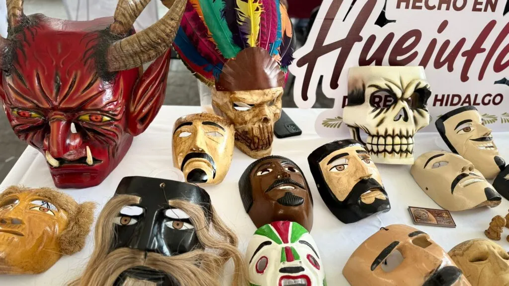 Miguel mantiene viva tradición de las máscaras de madera en Huejutla