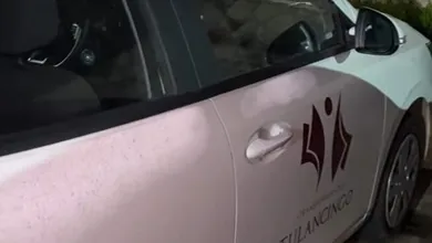 Funcionarios de Tulancingo, exhibidos por usar vehículo oficial para alcoholizarse en un bar