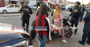 Operativo Correcaminos en Tizayuca durante la detención de una conductora de motoneta.