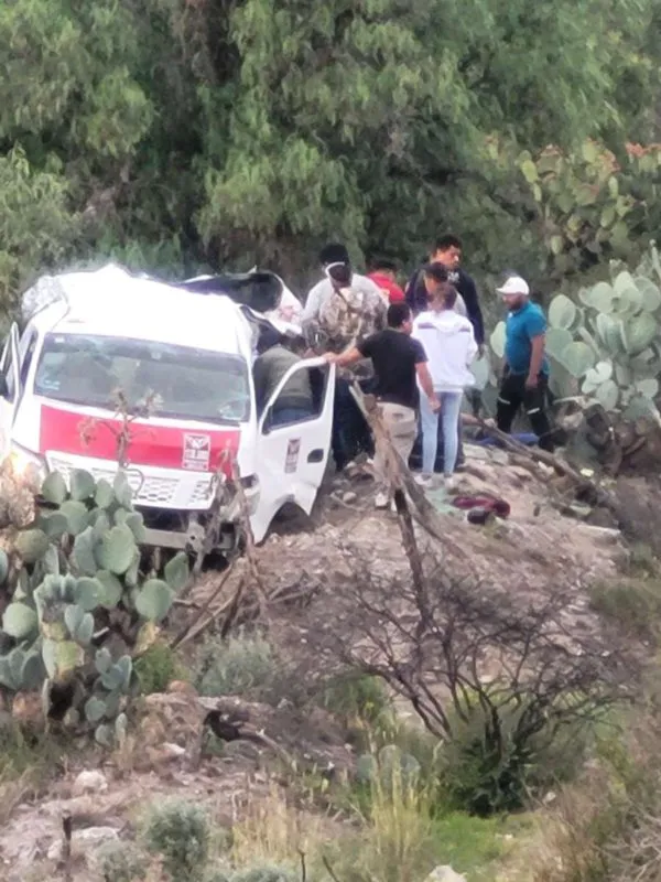 ÚLTIMA HORA: vuelca combi en el Corredor de la Montaña, un menor muerto