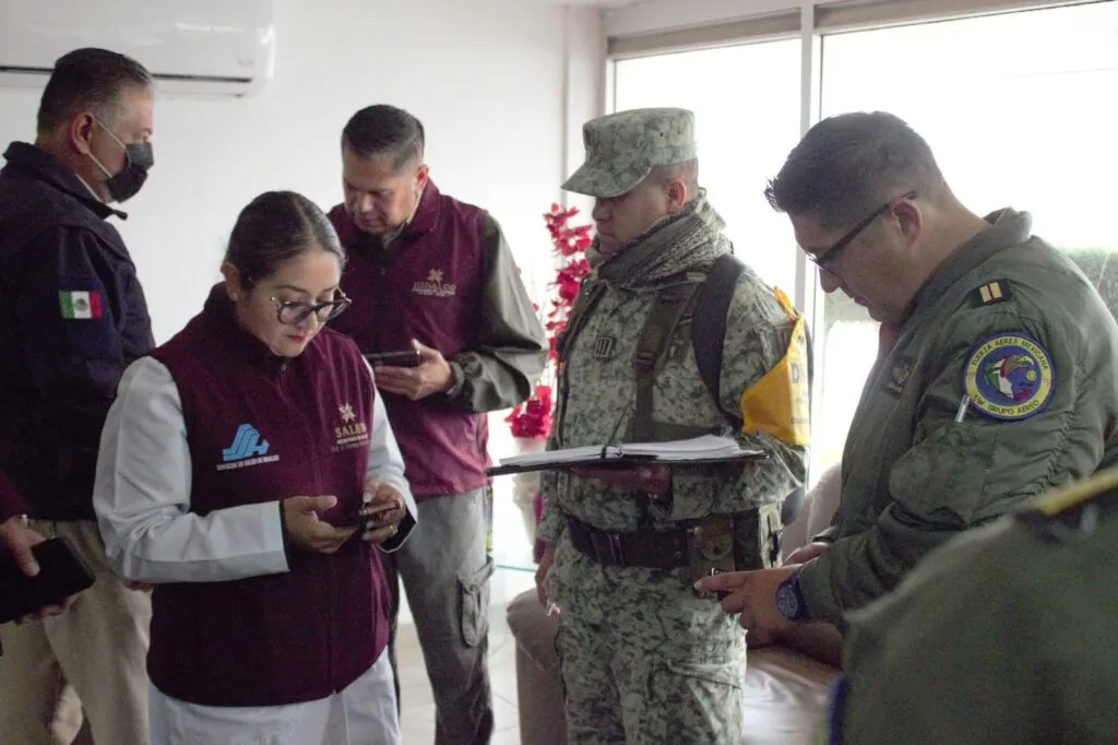 Helicóptero lleva alimentos y agua a comunidades afectadas en Hidalgo