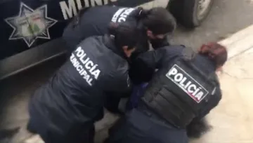Policías hacen uso de la fuerza en detenciones
