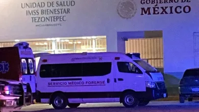 Patrullas y personal de emergencia en un centro de salud de Villa de Tezontepec.