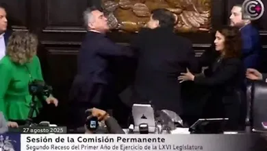 Alejandro Moreno del PRI y Fernández Noroña de Morena se enfrentan a golpes en el Senado