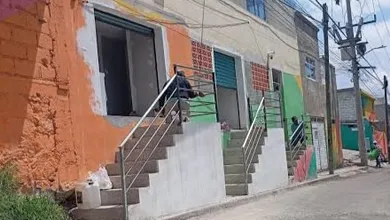 Escaleras construidas sobre una banqueta en la colonia Cubitos de Pachuca.