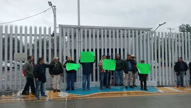 Vecinos de Tepeji del Río protestaron frente al Congreso estatal para denunciar una presunta imposición de autoridad comunitaria. Conoce los detalles.