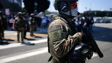 miembro del Equipo de Respuesta Especial de ICE monta guardia frente al Centro de Detención Metropolitano