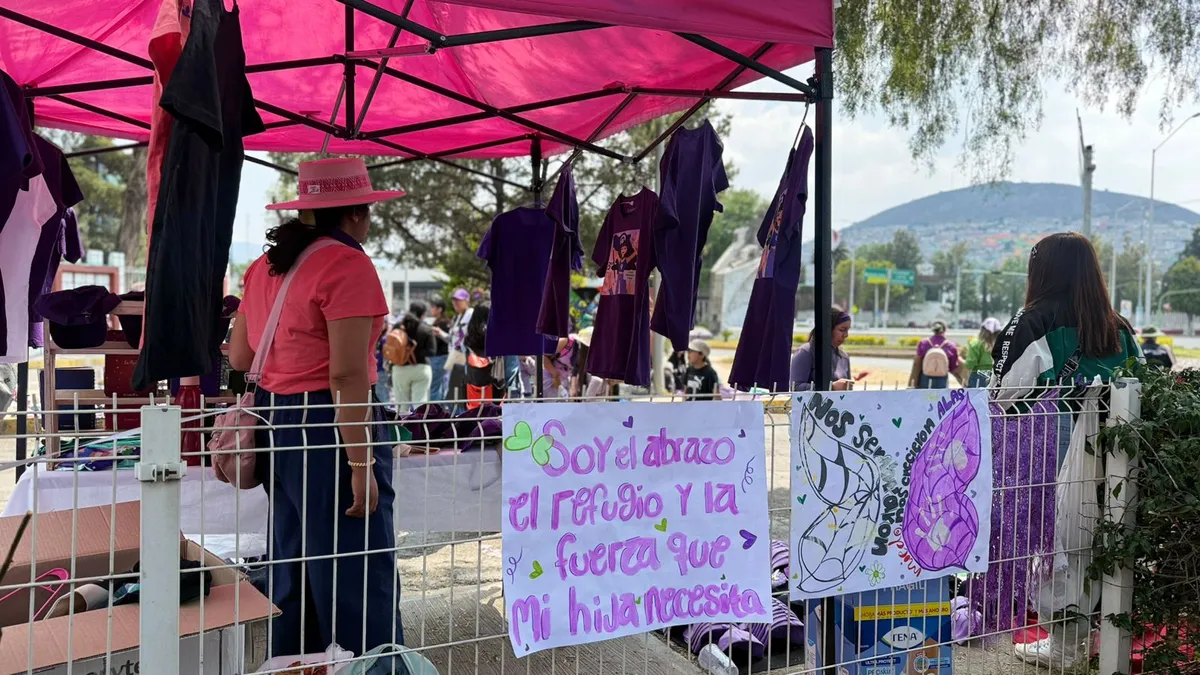 Colectivos se reúnen en el Monumento a la Mujer en Pachuca previo a marcha del 8M