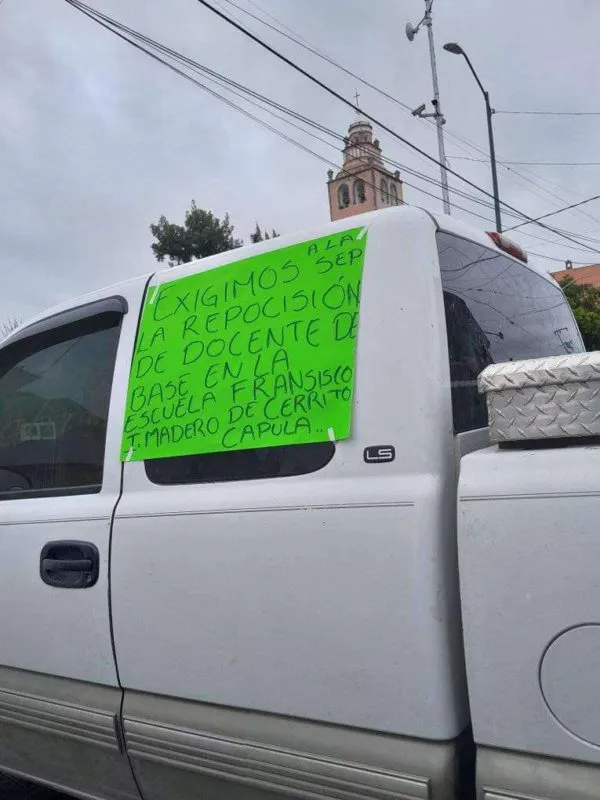 Padres de familia bloquean avenida en Ixmiquilpan. Esto es lo que piden