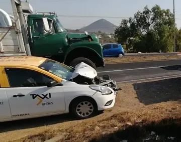 Carretera México-Laredo: taxi choca contra tractocamión