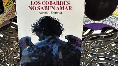 Los cobardes no saben amar, es un thriller delirante y provocador que mezcla espionaje, erotismo sofisticado, redes sociales, narcofiestas,