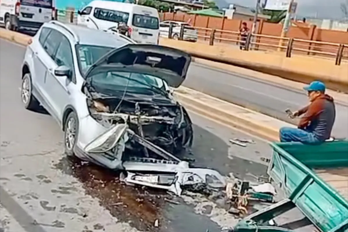 Choque en glorieta de Actopan: una camioneta impacta con remolque suelto, afortunadamente sin heridos graves.