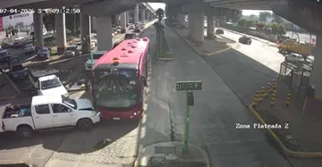 Camioneta provoca choque con unidad del Tuzobús en Pachuca; tres pasajeros resultan lesionados