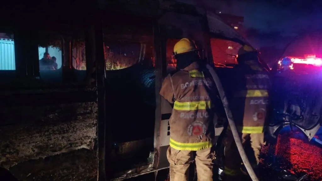Camioneta calcinada en Pachuca