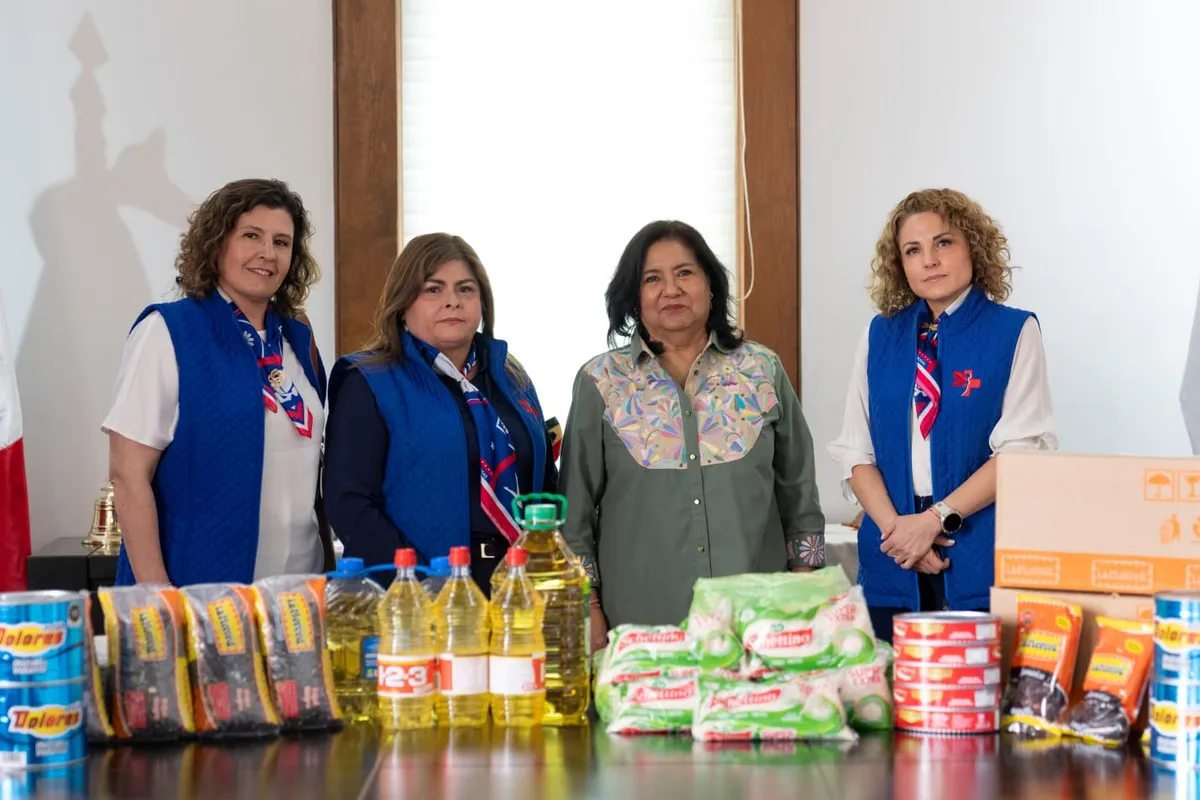 Integrantes de CruzHada llevan viveres al DIFH