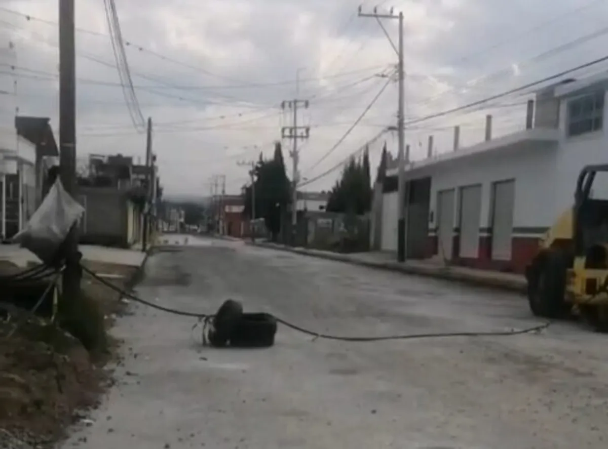 Por falta de cemento y grava, constructora pausó pavimentación de carretera Cuautepec-Tulancingo