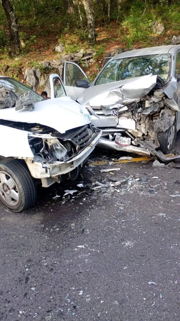 Choque frontal colapsa carretera Jacala-Zimapán