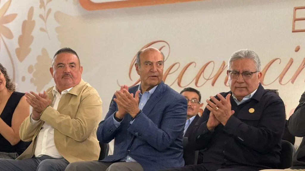 Mil 912 docentes de Hidalgo reciben reconocimiento por años de servicio