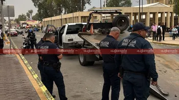 Patrulla y automóvil chocan frente a presidencia municipal de Tizayuca