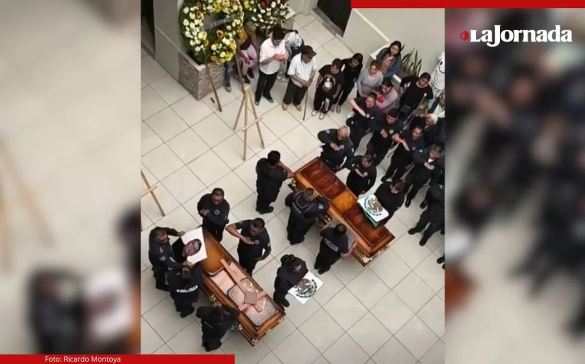 Autoridades de Mixquiahuala rindieron homenaje a los dos policías caídos en cumplimiento de su deber. Te contamos lo que dijo el alcalde sobre el caso.