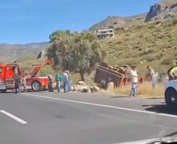 Volcadura de camión provoca caos vial en la Pachuca–Actopan