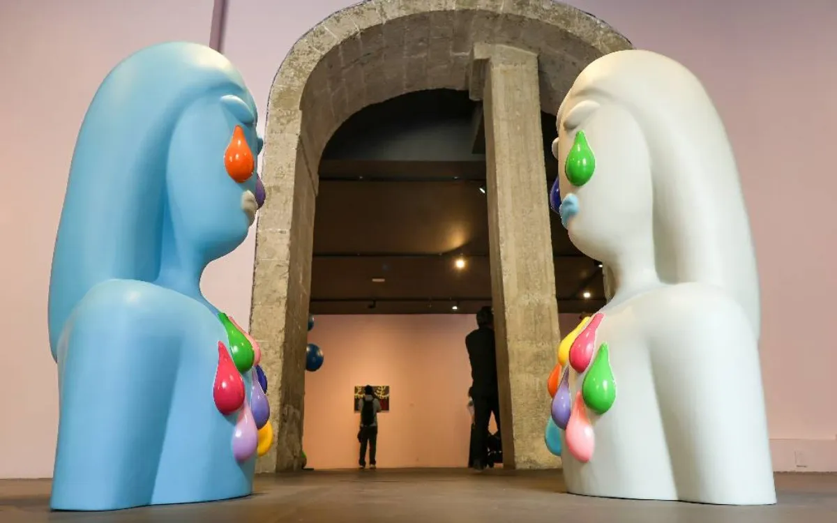 Esculturas de fibra de vidrio de la serie Amelia de Penny Goring en sala morada.