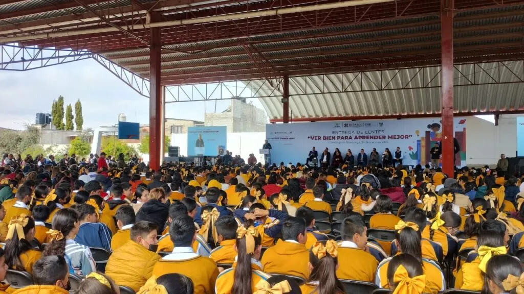 Secundarias de Hidalgo recibirán calzado escolar: Julio Menchaca