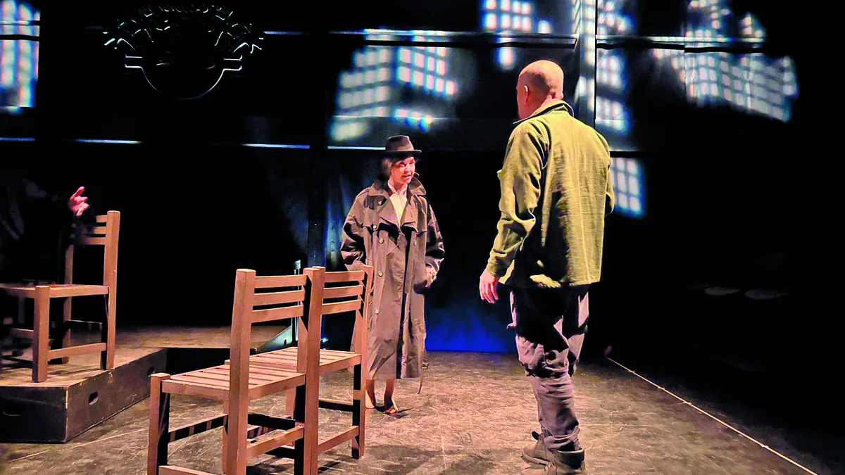 Meza retoma del cuento la estructura del periplo urbano, pero la profundiza para exhibir la violencia estructural, el machismo y la arbitrariedad policiaca