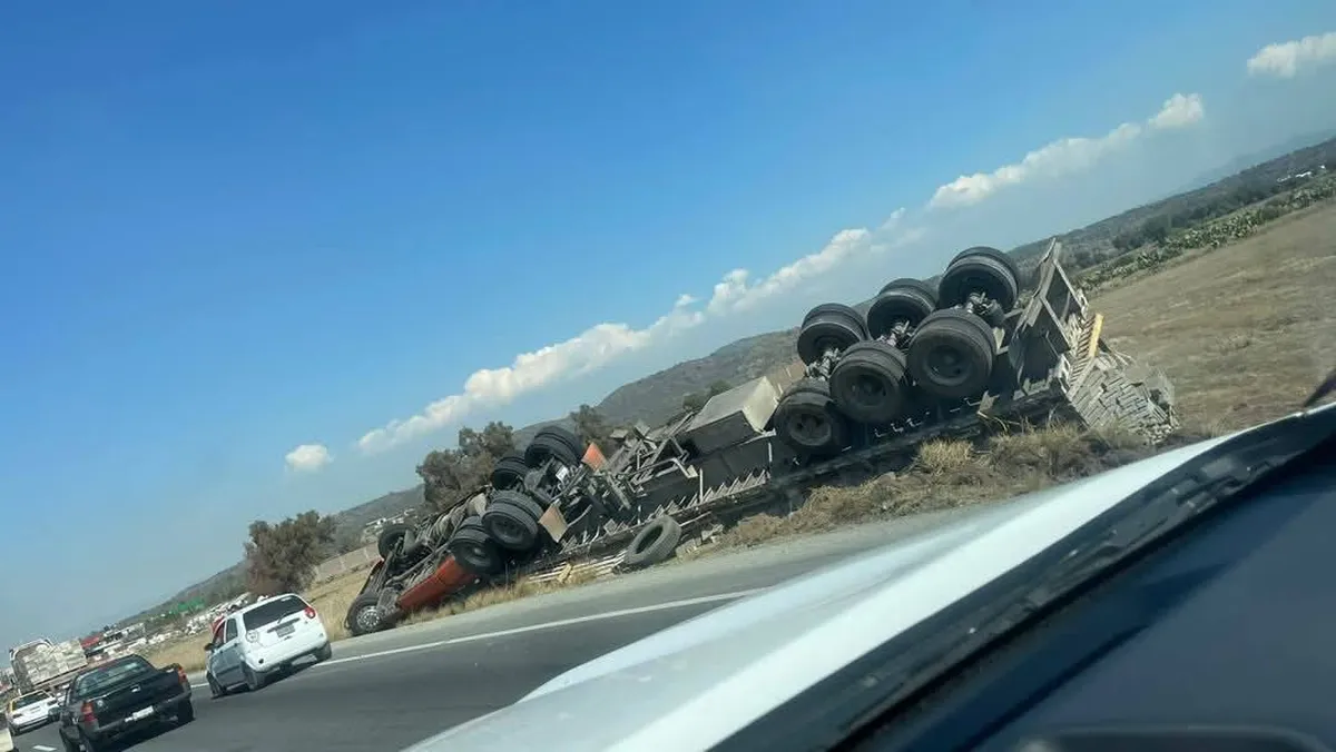 Caos en la Pachuca-Sahagún: tráiler, torton y revolvedora involucrados en accidente | FOTOS