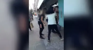 Video: Madre se hace pasar por su hija, cita al acosador y le da golpiza