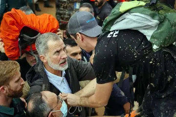 Repudio a corona española en Valencia; insultan y lanzan lodo a monarcas