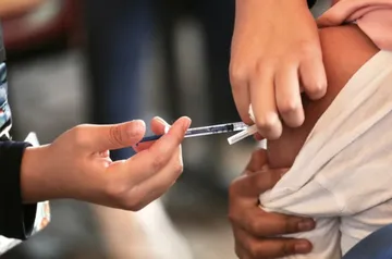 Instalan módulos en tianguis y plazas para acercar vacunas a la población