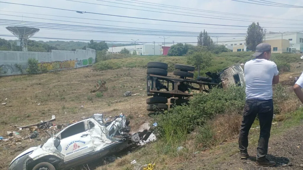 Tulancingo: Camión se queda sin frenos y vuelca en la bajada de San José; rescatan a chofer prensado