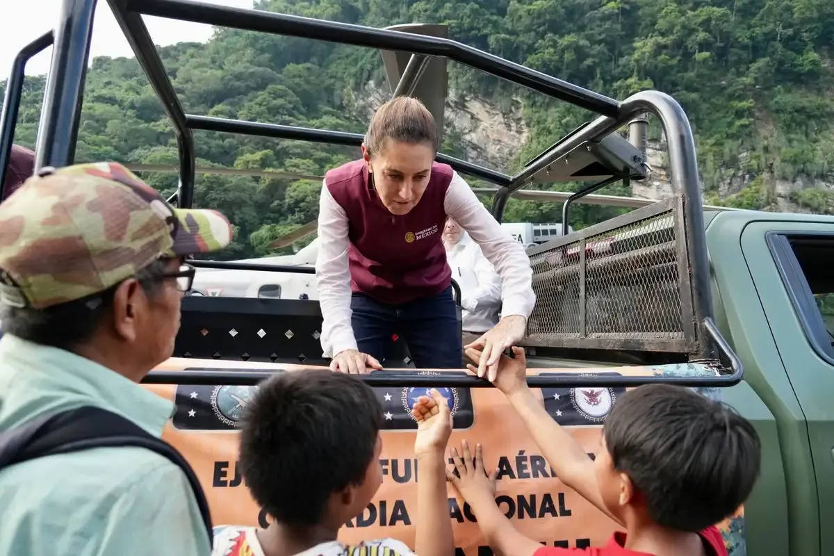 Sheinbaum recorre Huehuetla para acelerar entrega de apoyos por lluvias