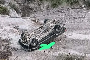 Cae camioneta a barranco en Zimapán, hay un lesionado