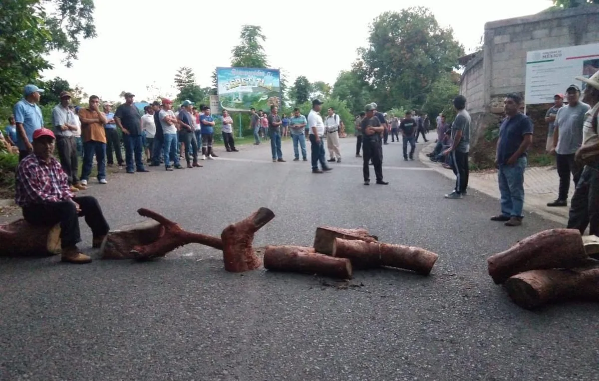 Pobladores de Yahualica cierran carretera para exigir obras