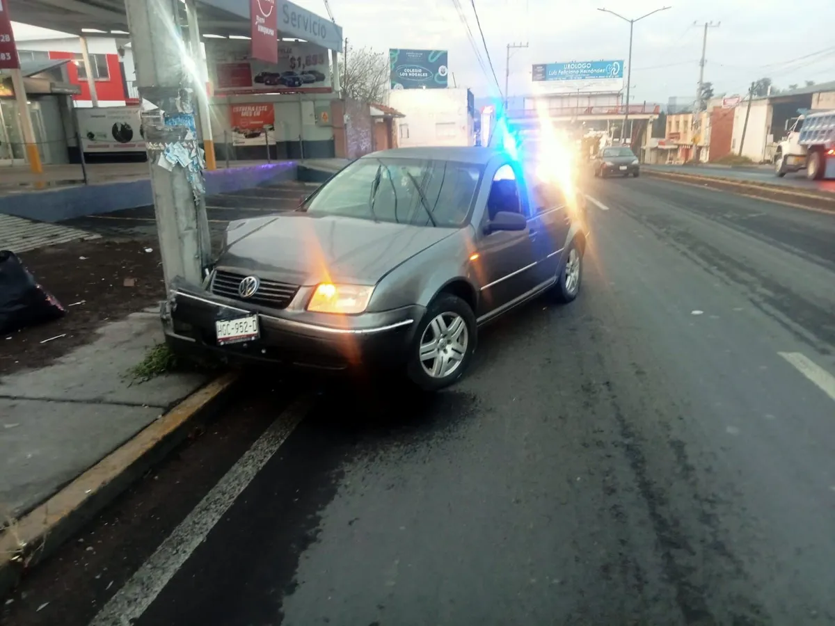 Ixmiquilpan: mujer choca su auto para evitar atropellar a peatón