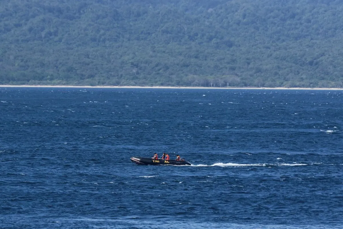 Suman seis muertos por hundimiento de ferry en Indonesia