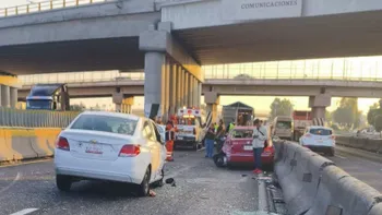 Accidente entre tres vehículos en la autopista México-Pachuca
