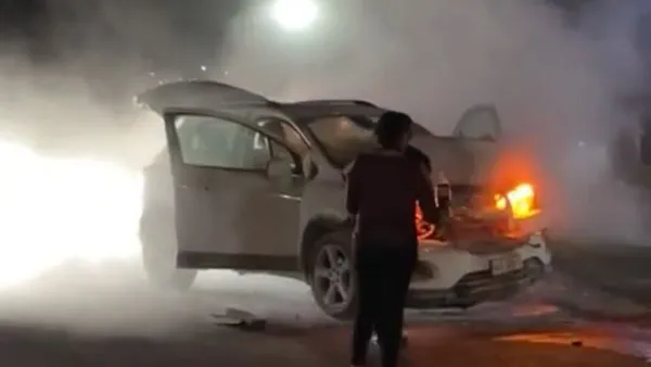 Auto incendiado tras choque en carretera de Actopan.