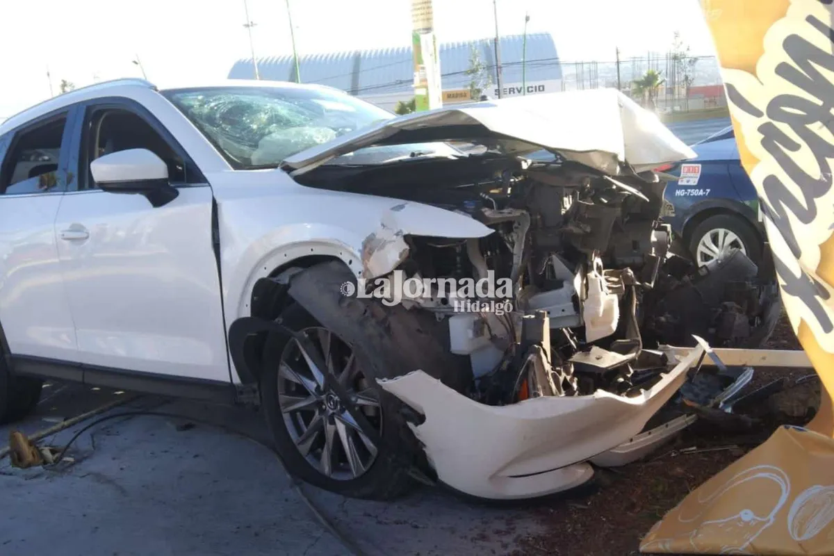 Accidente en Pachuca: camioneta choca contra poste en bulevar Colosio
