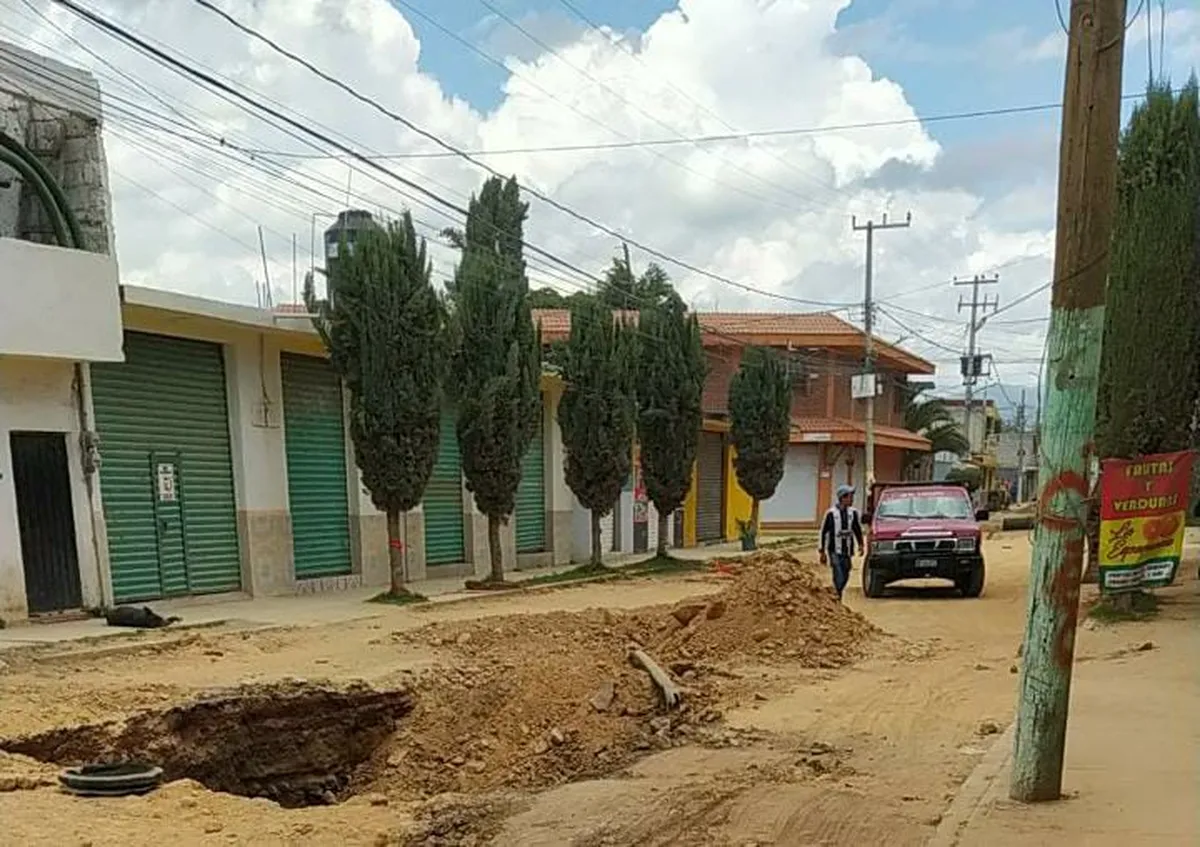Pobladores piden a Jorge Márquez agilizar obra pública en calle de Tulancingo