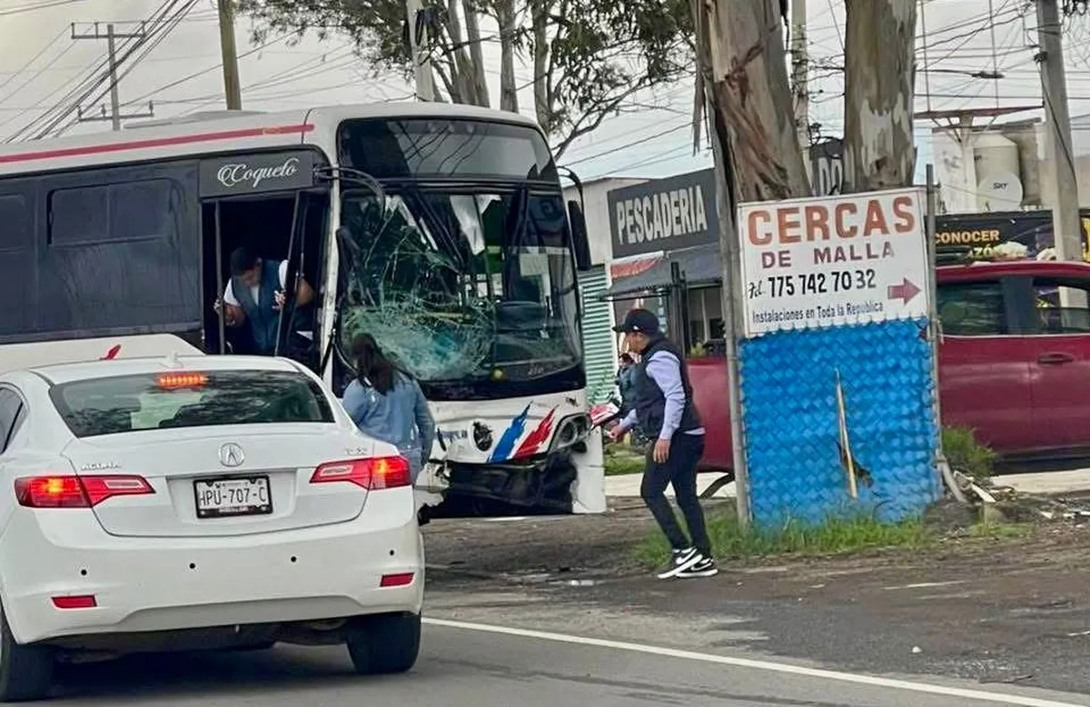 Autobús impacta camioneta: así fue el accidente sobre la México–Tuxpan