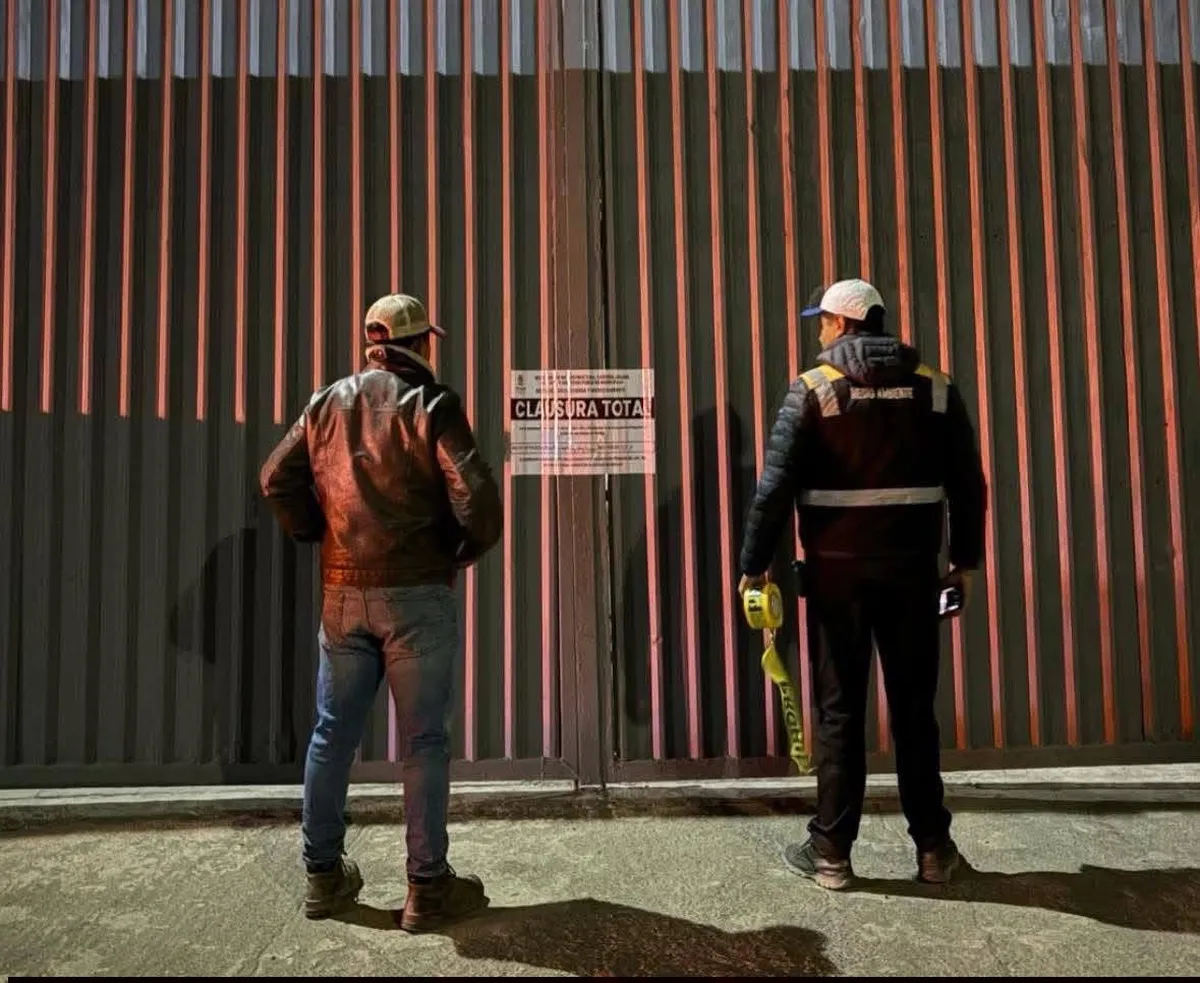 Clausuran empresa química en Tizayuca tras reportes de gases en drenaje sanitario