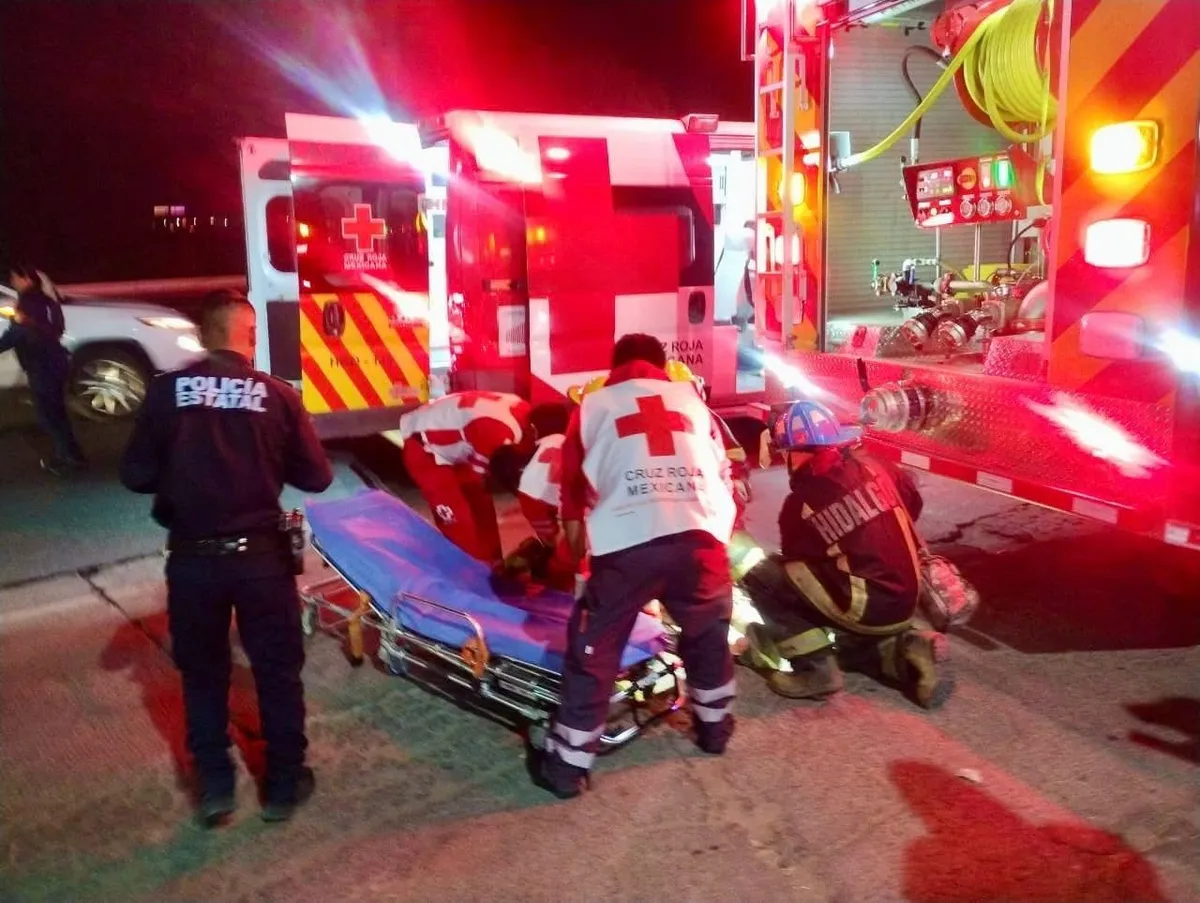 Bomberos controlaron el incendio de un auto tras una explosión que dejó a una persona herida de gravedad.