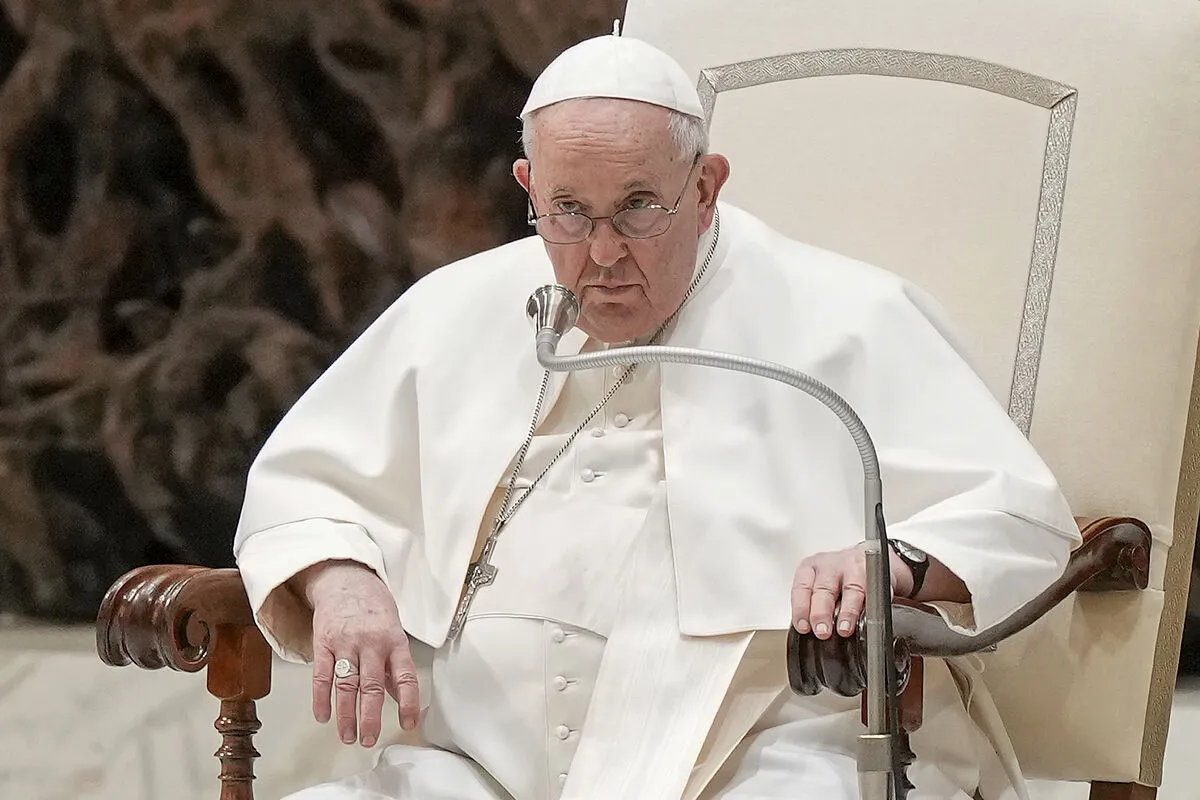 Papa Francisco se lastima el brazo en una caída; la segunda en un mes