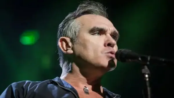 Otra vez, Morrissey cancela conciertos en CDMX y Guadalajara por agotamiento extremo. Fans expresan su decepción ante el anuncio de última hora.