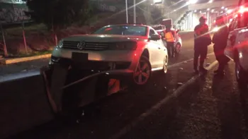 Automóvil chocado sobre la autopista México-Pachuca tras un accidente.