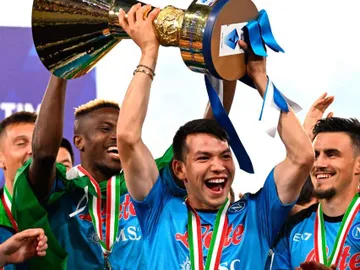 ‘Chucky’ Lozano recibe una ovación de los fanáticos del Napoli