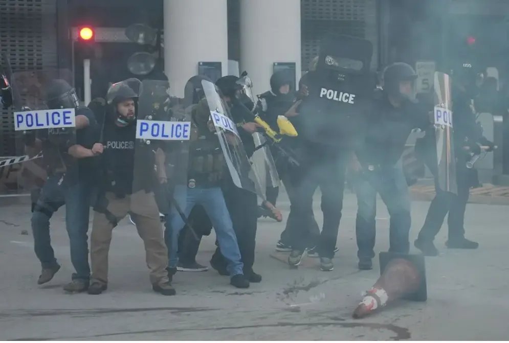 Entre enfrentamientos, realizan redadas contra migrantes en Los Ángeles